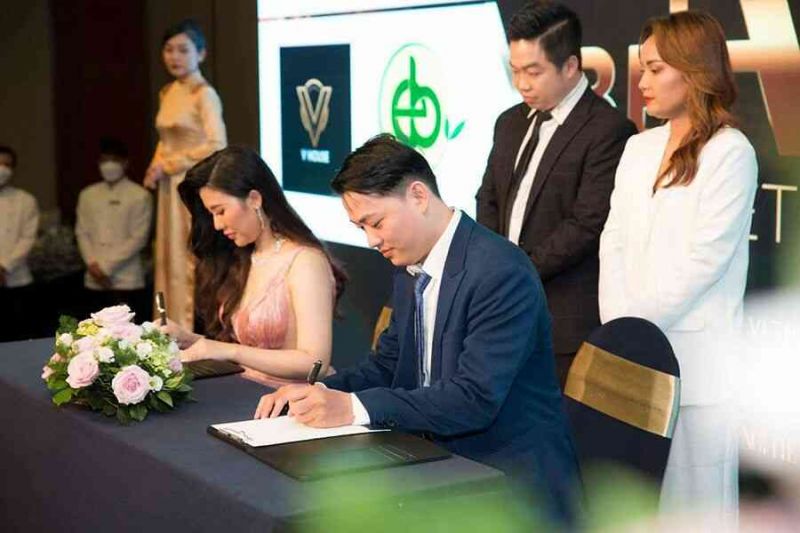 Gặp gỡ phù thủy “Thổi hồn vào xi măng mang trái tim của nến” – Vinh Nến Thơm